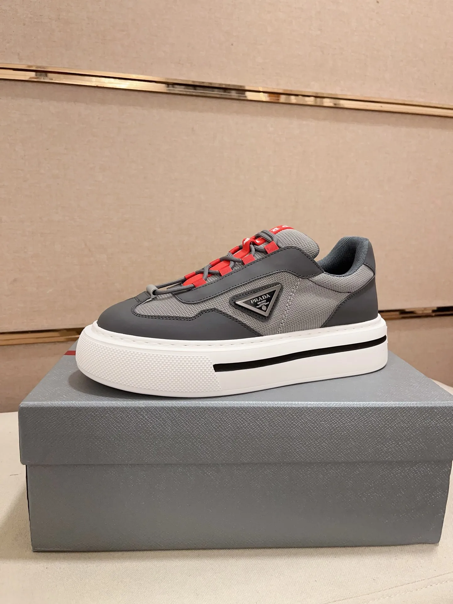 Men's shoes 💰 580💰 ✔️✔️✔️High-quality new PRADA counters are launched at the same time. The new men's shoes and 😘fabrics are selected from first-layer cowhide and are made by pure handicrafts. Lining: Full cowhide lining. 👍🏿 High-end ☄️ air-cushion molded anti-slip rubber outsole, exquisite lines, simple and elegant, comfortable and high-end for leisure travel. Code number: 38 to 44